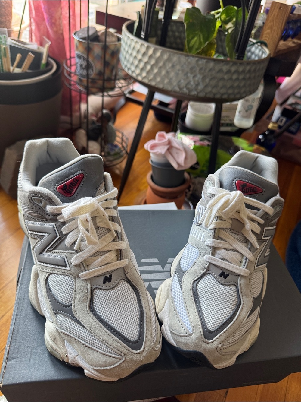 New Balance Women’s Grey & White 9060 size 9.5 - Picture 2 of 7